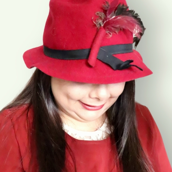 Women's Elegant Red Velvet Feather Frdora Hat - Picture 6 of 10